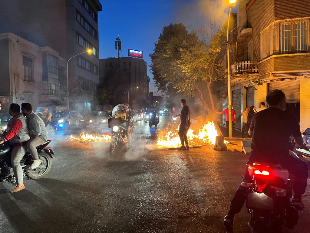 صورة حصلت عليها وكالة فرانس برس من خارج ايران لشارع في طهران في 08 تشرين الأول/أكتوبر 2022 (ا ف ب)