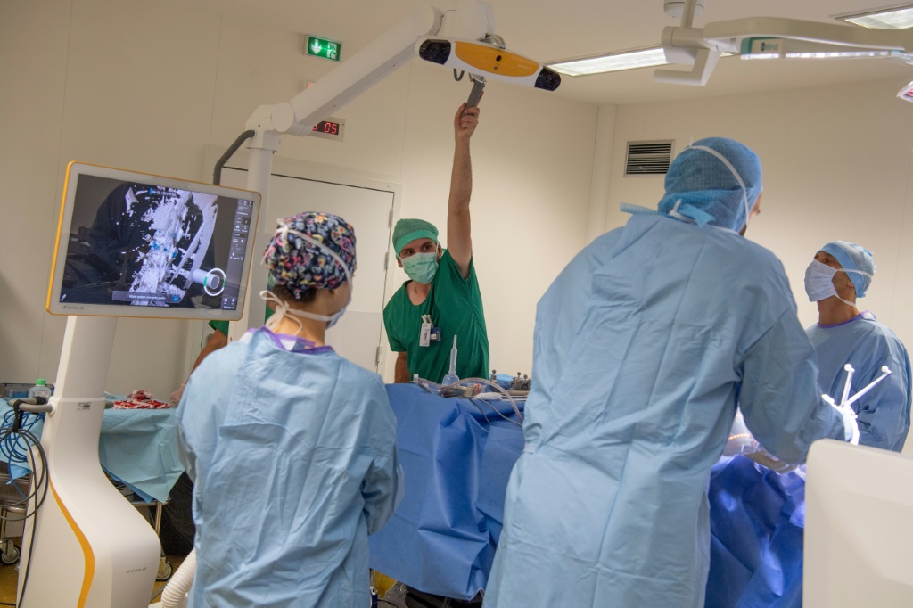 عملية جراحية في 10 حزيران/يونيو 2021 في أنجيه لامرأة مصابة بسرطان الثدي مع نقائل (ا ف ب)