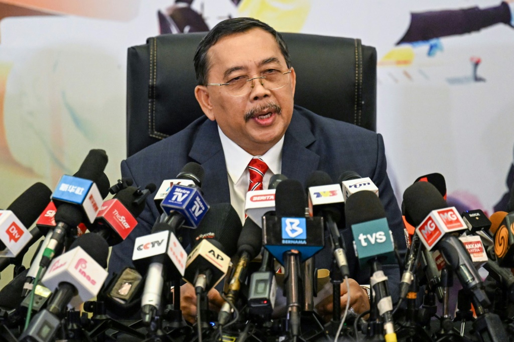 رئيس اللجنة الانتخابية الماليزية عبد الغني صالح في مؤتمر صحافي في بوتراجايا في 20 تشرين الأول/أكتوبر لإعلان موعد الانتخابات التشريعية المبكرة (أ ف ب)