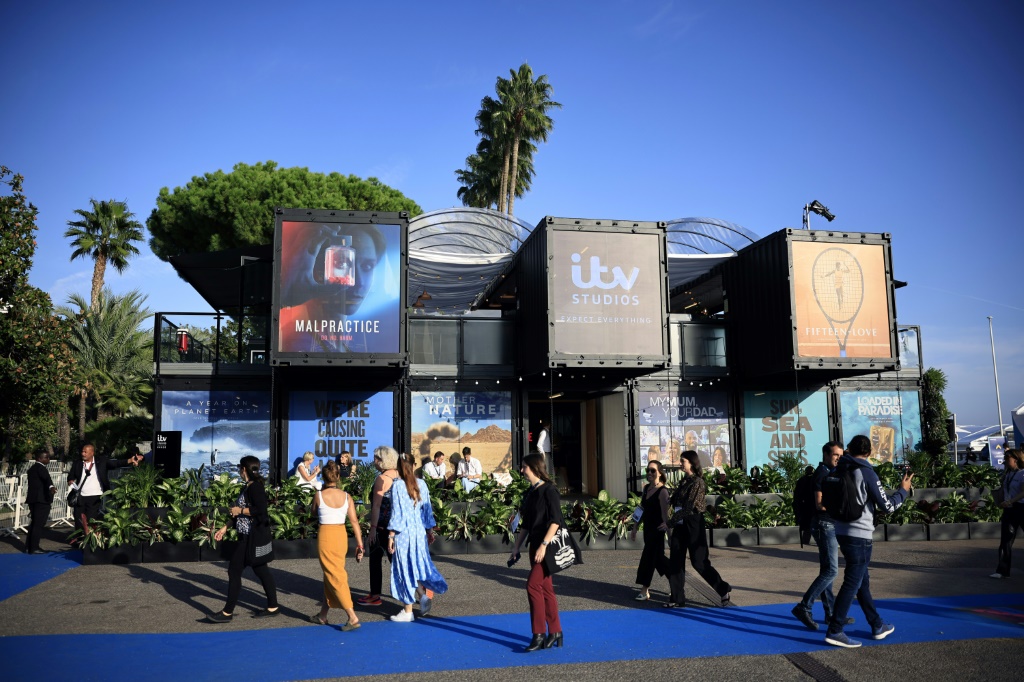 زوار في معرض "ميبكوم" التجاري لقطاع التلفزيون والإعلام في مدينة كان الفرنسيةقي 17 تشرين الأول/أكتوبر 2022 (أ ف ب)