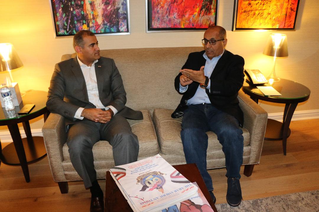 الزميل رئيس التحرير في حواره مع السفير اليمني في واشنطن (العربي الأمريكي اليوم)
