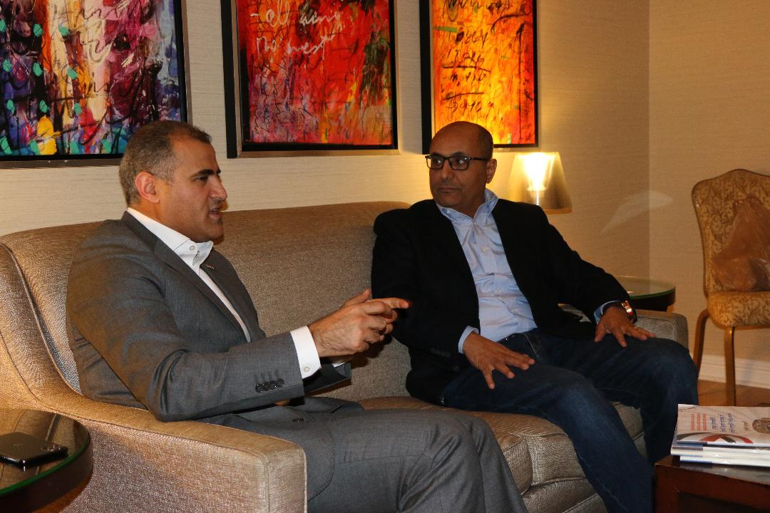 الزميل رئيس التحرير في حواره مع السفير اليمني في واشنطن (العربي الأمريكي اليوم)