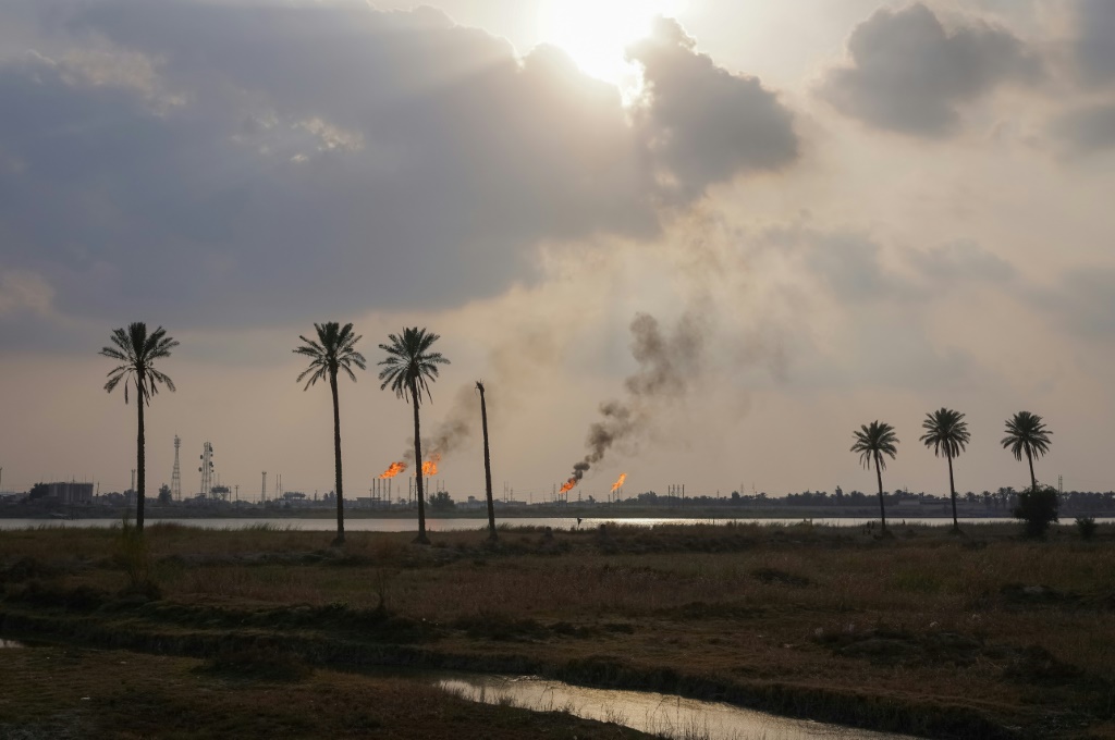  ضحية مناخية: اشتعال بئر نفط قرب مدينة البصرة جنوب العراق. تعد البلاد من أكثر الدول تضرراً من ظاهرة الاحتباس الحراري (ا ف ب)