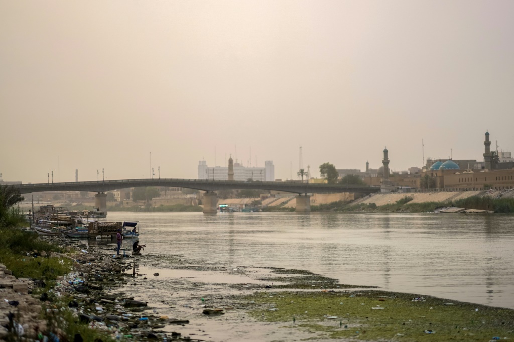 كل ما تبقى من نهر ديالى احد روافد نهر دجلة وسط العراق (أ ف ب)