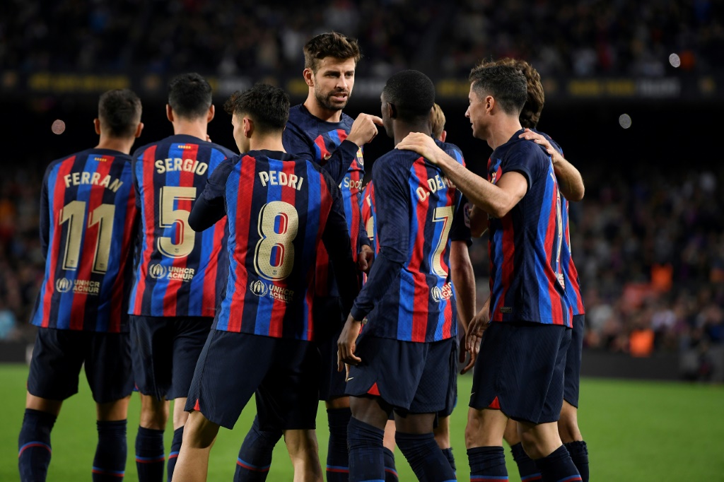 لاعبو برشلونة يحتفلون بهز شباك ألميريا (2-صفر) في الدوري الإسباني في الخامس من تشرين الثاني/نوفمبر 2022. (ا ف ب)