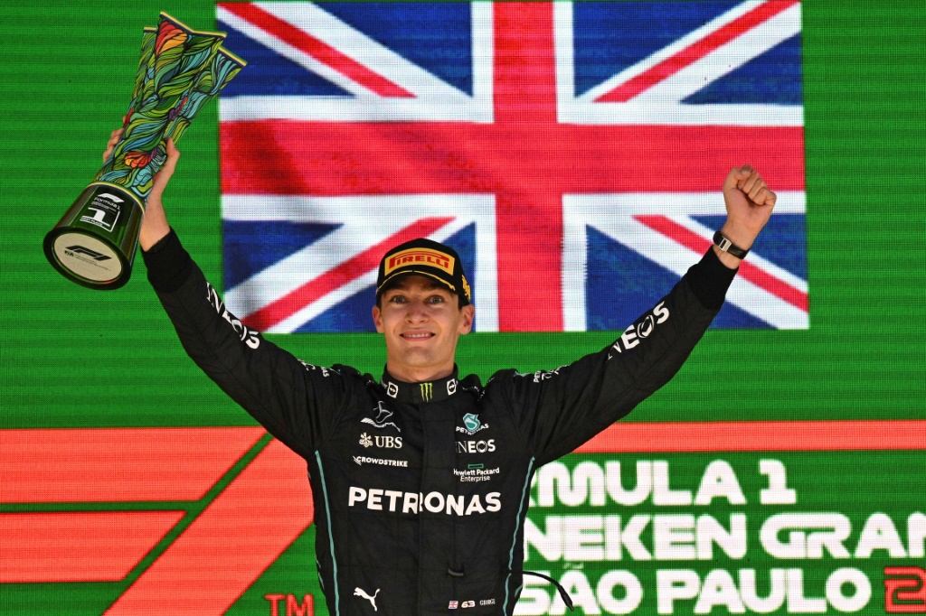 سائق مرسيدس البريطاني جورج راسل يحتفل باحرازه جائزة البرازيل الكبرى في الفورمولا واحد. ساو باولو في 13 تشرين الثاني/نوفمبر 2022 (ا ف ب)