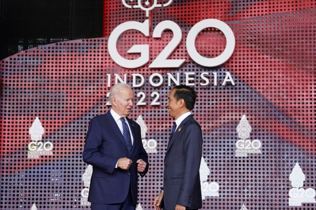 الرئيس الإندونيسي جوكو ويدودو مستقبلا نظيره الأميركي جو بايدن قبل الجلسة الافتتاحية لقمة العشرين في بالي (ا ف ب)