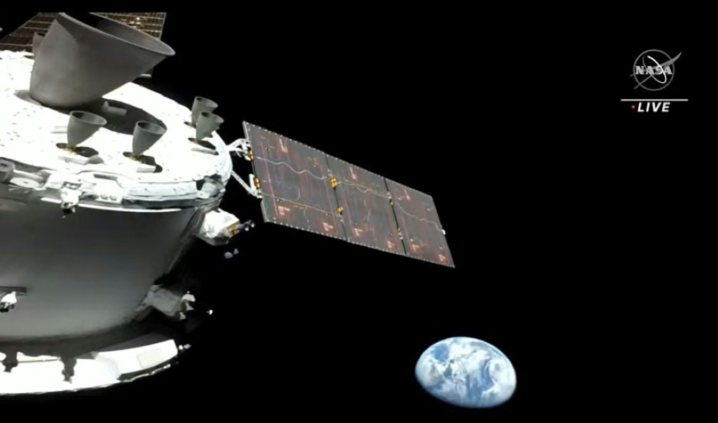 مركبة أوريون الفضائية التابعة لناسا في طريقها إلى القمر ، مع الأرض في الخلفية ، في صورة أصدرتها ناسا في نوفمبر 2022 (ا ف ب)