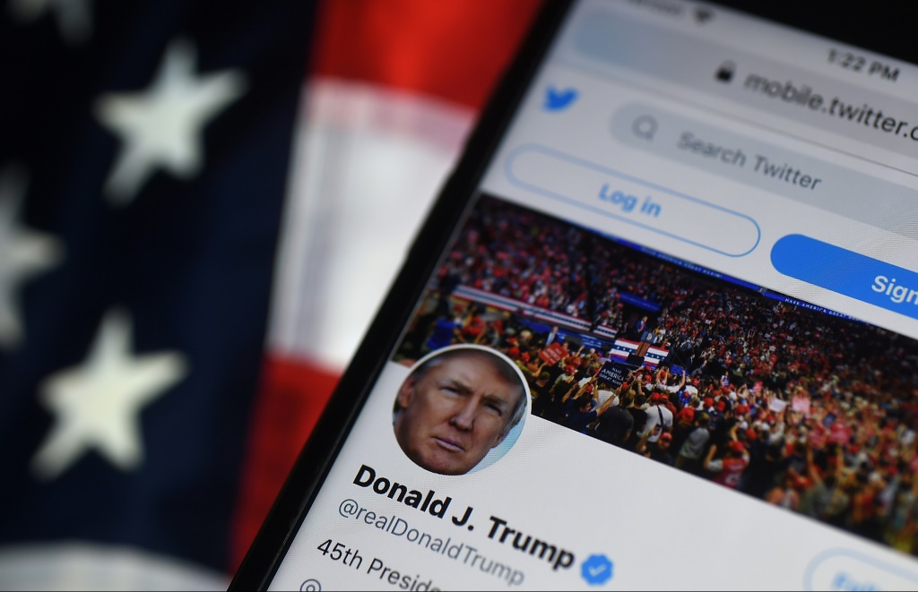 كان لدى الرئيس الأمريكي السابق دونالد ترامب أكثر من 88 مليون متابع على تويتر عندما تم حظر حسابه (ا ف ب)