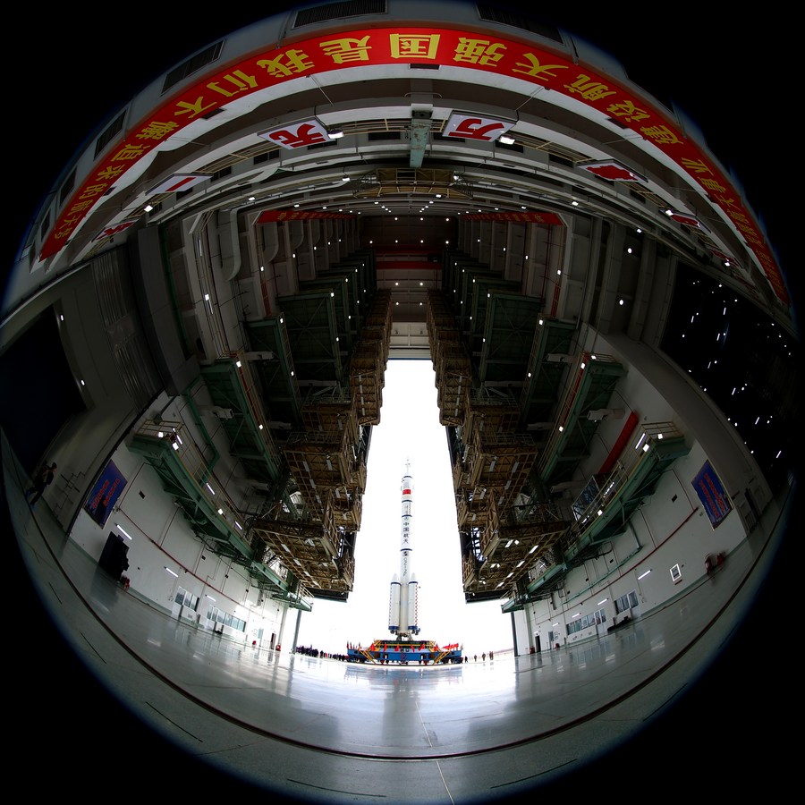  في الصورة الملتقطة يوم 21 نوفمبر 2022، مشهد للتحضيرات لنقل سفينة الفضاء المأهولة (شنتشو-15) والصاروخ الحامل (لونغ مارش-2 اف) إلى منطقة الإطلاق في مركز جيوتشيوان لإطلاق الأقمار الصناعية شمال غربي الصين. (شينخوا)