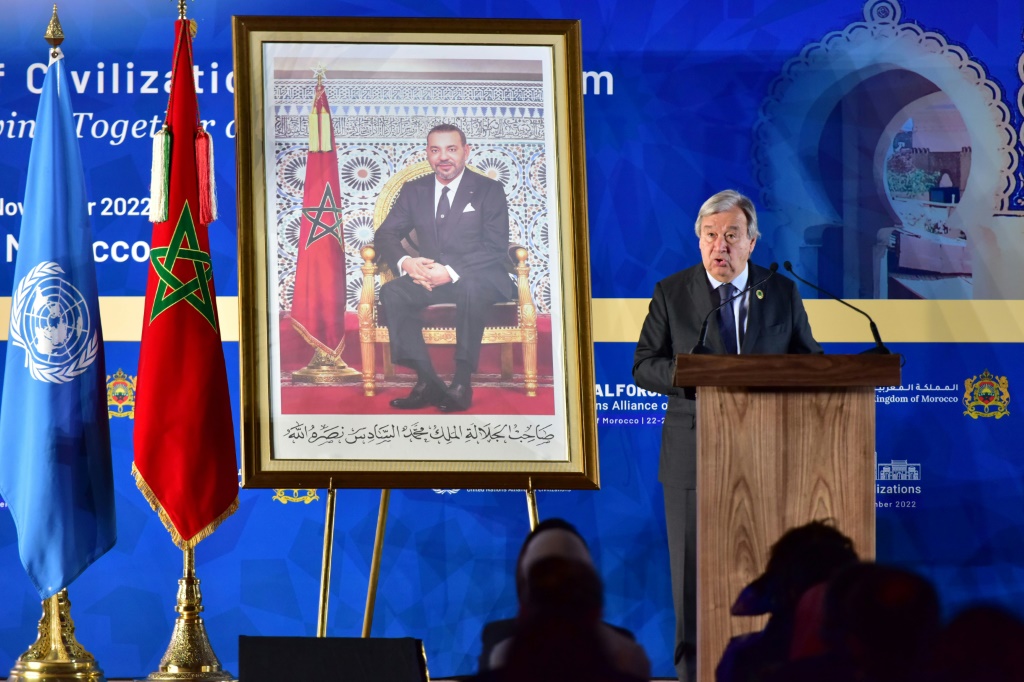 الأمين العام للأمم المتّحدة أنطونيو غوتيريش يلقي خطاباً في "المنتدى التاسع لتحالف الحضارات" في مدينة فاس في شمال شرق المغرب في 22 تشرين الثاني/نوفمبر 2022 (ا ف ب)