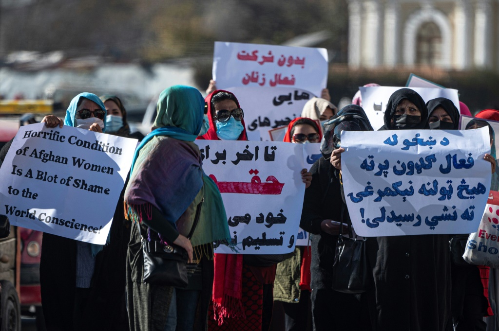 نساء يحملن لافتات أثناء الاحتجاج في كابول (ا ف ب)