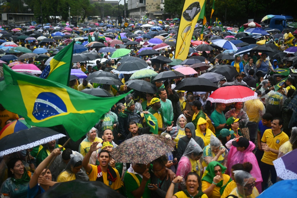    مئات من مناصري بولسونارو احتشدو ا الأربعاء أمام مقرات قيادة الجيش في المدن البرازيلية الرئيسية للمطالبة بتدخل عسكري في مواجهة فوز لولا في الانتخابات في ريو دو جانيرو في البرازيل في 2 تشرين الثاني/نوفمبر 2022 (أ ف ب)