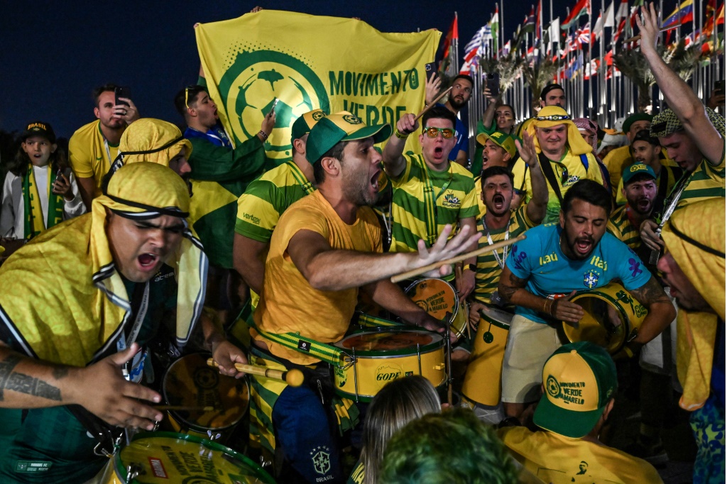مشجعون برازيليون في الدوحة عشية مواجهة بلادهم مع صربيا في مونديال 2022 (ا ف ب)