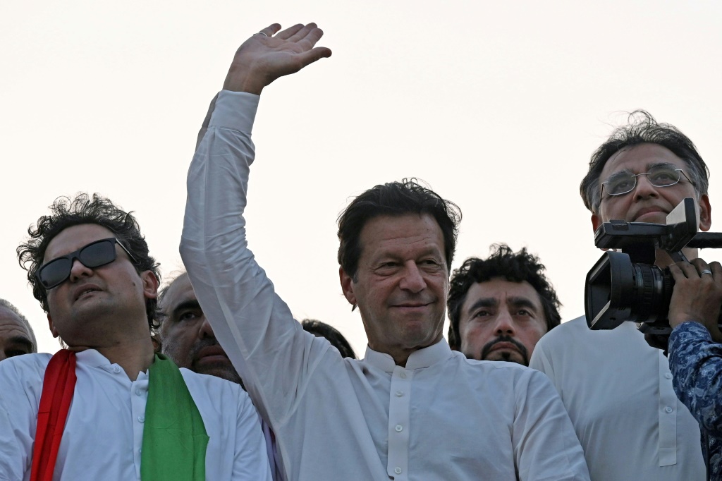 رئيس الوزراء الباكستاني السابق عمران خان يلقي التحية على أنصاره خلال مسيرة متّجهة إلى إسلام أباد في 25 أيار/مايو 2022 (ا ف ب)