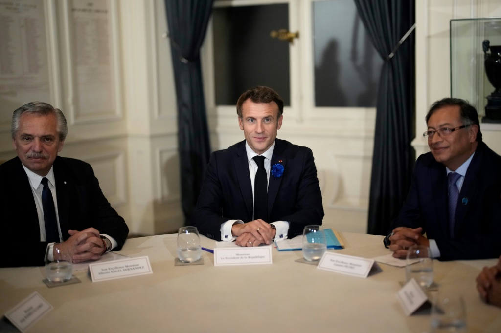     الرئيس الفرنسي ايمانويل ماكرون (وسط) ونظيريه الارجنتيني البرتو فرنانديز (يسار) والكولومبي غوستافو بترو خلال منتدى باريس للسلام في 11 تشرين الثاني/نوفمبر 2022 (أ ف ب)   