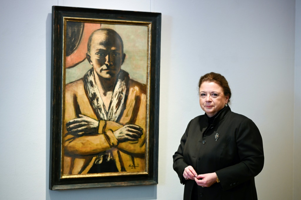 صورة مؤرخة في 23 تشرين الثاني/نوفمبر 2022 لمكاييلا كابيتسكي مديرة دار غريزباخ للمزادات في برلين قرب الرسم الذاتي للفنان الألماني ماكس بيكمان (ا ف ب)