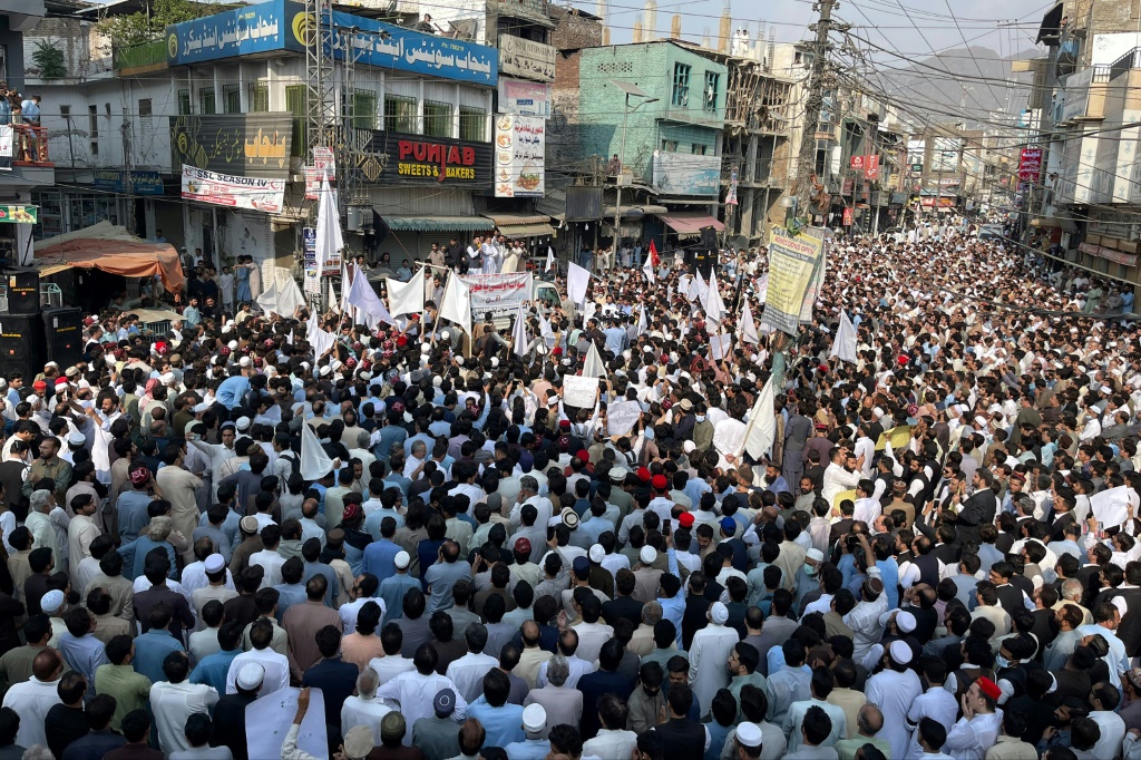 وتظاهر الآلاف في مينجورا الشهر الماضي احتجاجا على تصاعد العنف من قبل حركة طالبان الباكستانية (أ ف ب)