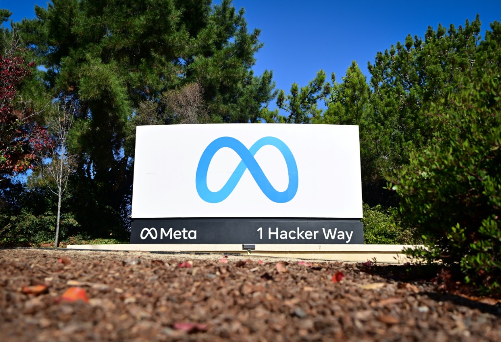 شعار ميتا (فيسبوك سابقا)أمام مقر المجموعة في ميتلو بارك بولاية كاليفورنيا في 9 تشرين الثاني/نوفمبر 2022 (ا ف ب)