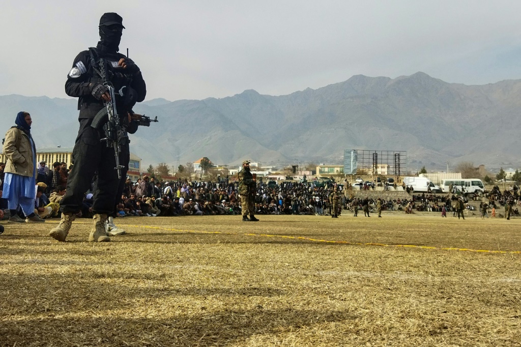 أفراد أمن طالبان يراقبون ملعب كرة قدم حيث تعرض 27 أفغانيًا للجلد علنًا بعد إدانتهم بارتكاب جرائم مختلفة (أ ف ب)   