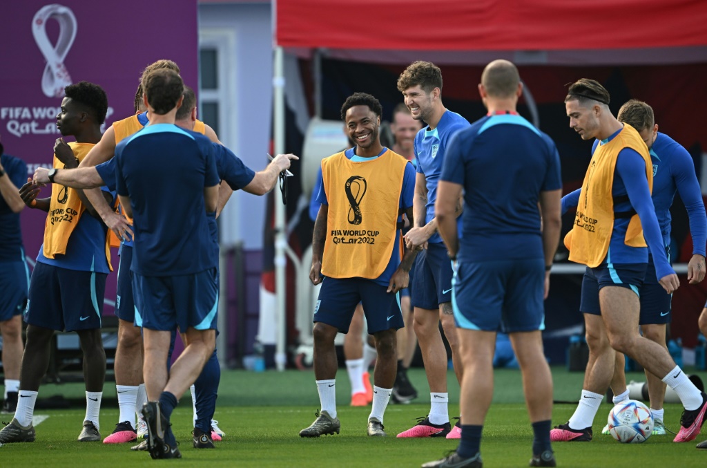    رحيم سترلينغ خلال تدريبات إنكلترا في 9 كانون الاول/ديسمبر 2022 في استاد الوكرة عشية لقاء فرنسا في ربع نهائي مونديال قطر (أ ف ب)