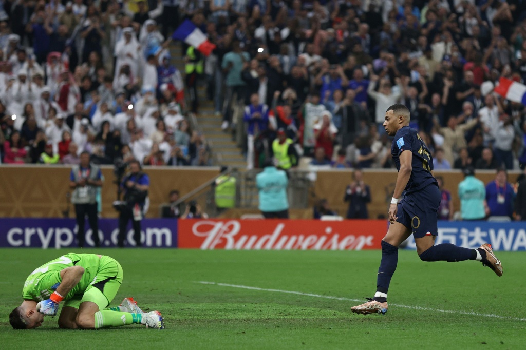    الفرنسي كيليان مبابي (يمين) محتفلاً بتسجيل هدف في مرمى الأرجنتين التي أحرزت لقب مونديال قطر 2022 (أ ف ب)