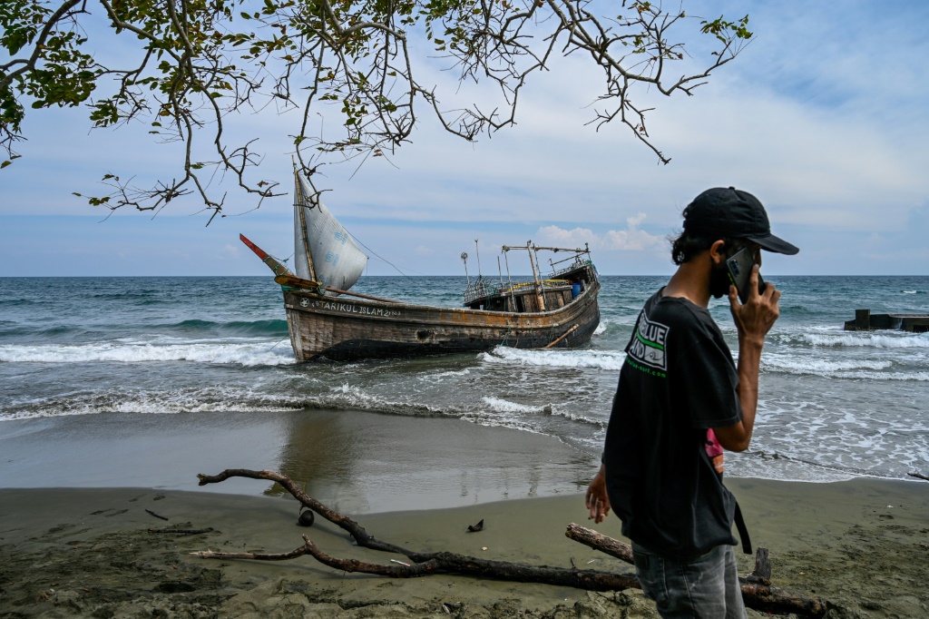 قالت الشرطة إن زورقا مفككا يحمل 57 لاجئا من الروهينجا هبط على الساحل الغربي لإندونيسيا اليوم الأحد بعد شهر في عرض البحر. (أ ف ب)