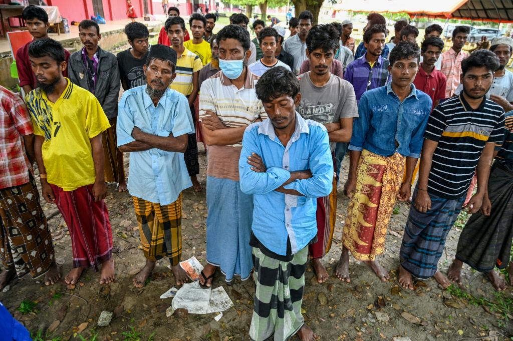    لاجئون من الروهينغا يتلقون مساعدة طبية في لووينغ الإندونيسية في 27 كانون الأول/ديسمبر 2022 (أ ف ب)