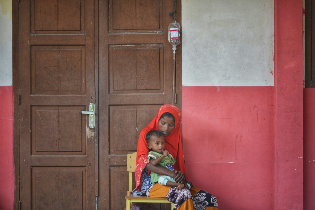     لاجئة من الروهينغا مع طفلها في ملجأ مؤقت في لووينغ الإندونيسية في 27 كانون الأول/ديسمبر 2022 (أ ف ب)