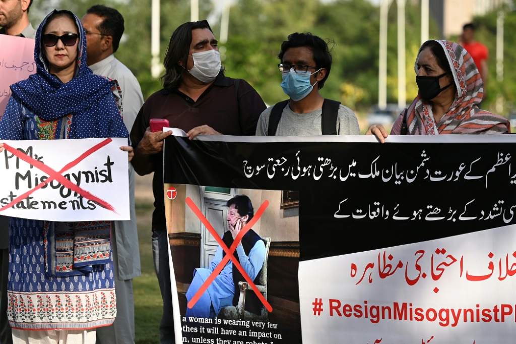 تظاهرة في إسلام أباد في 23 حزيران/يونيو لمطالبة رئيس الوزراء عمران خان بالاعتذار عن تصريحات قال فيها إن ضحايا الاغتصاب "قليلات الاحتشام" (ا ف ب)