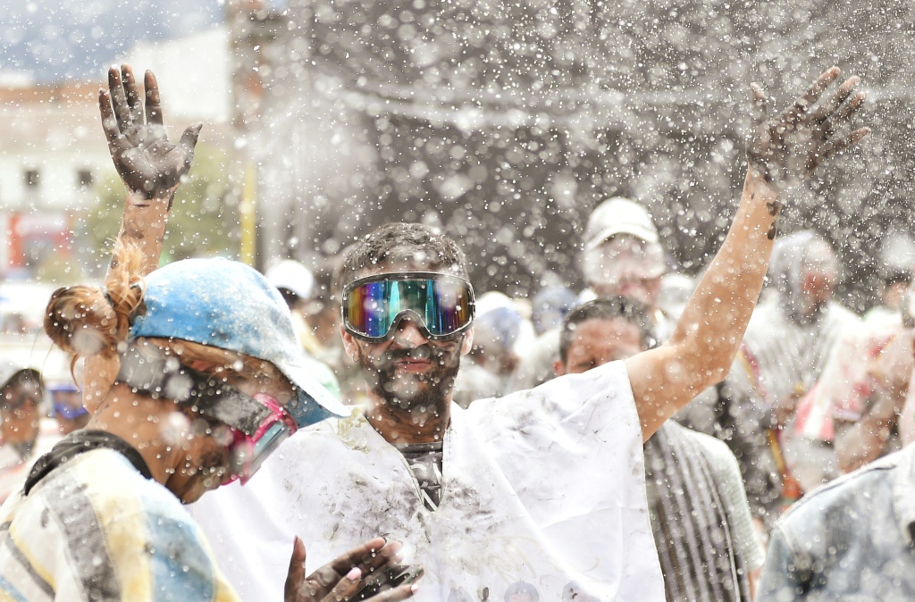 انتشار الرغوة البيضاء في مهرجان "السود والبيض" في باستو الكولومبية بتاريخ الخامس من كانون الثاني/يناير 2023 (ا ف ب)