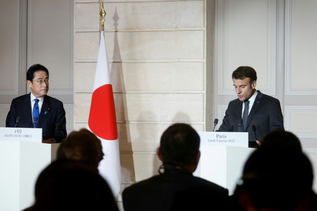 الرئيس الفرنسي إيمانويل ماكرون وعن يمينه رئيس الوزراء الياباني فوميو كيشيدا يدليان ببيان مشترك في قصر الإليزيه في باريس في 9 ك2/يناير 2023 (ا ف ب)