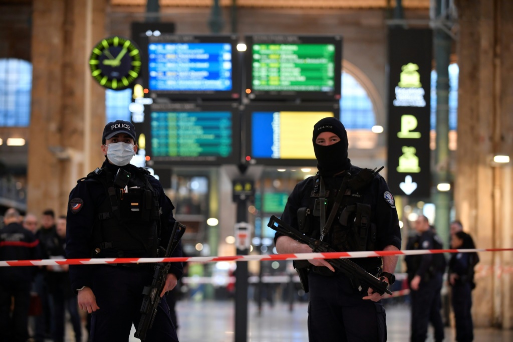 انتشار للشرطة في محطة غار دو نور في باريس في 11 كانون الثاني/يناير 2023 بعد إصابة أشخاص بسلاح أبيض (ا ف ب)