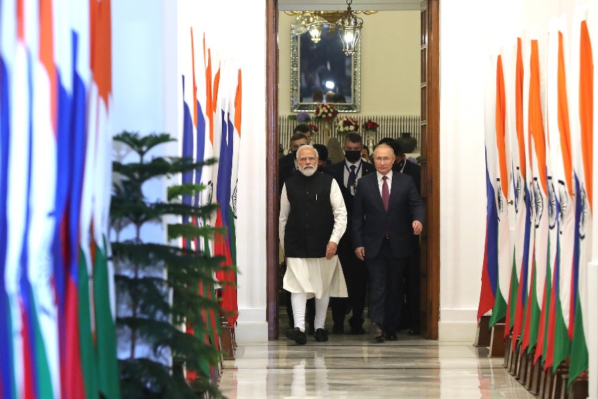 رئيس وزراء الهند ناريندرا مودي خلال استقباله الرئيس الروسي فلاديمير بوتين في قصر الضيافة الحكومي في نيودلهي، الإثنين 6 كانون الأول/ديسمبر 2021 (أ ف ب)