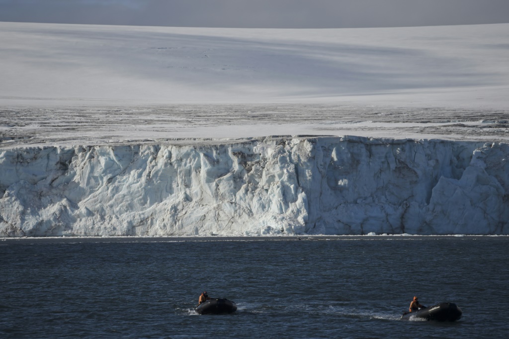    تحتوي الأنهار الجليدية في جزيرة باين وثويتس في غرب أنتاركتيكا على ما يكفي من الجليد لرفع مستوى سطح البحر بثلاثة أمتار (ا ف ب)
