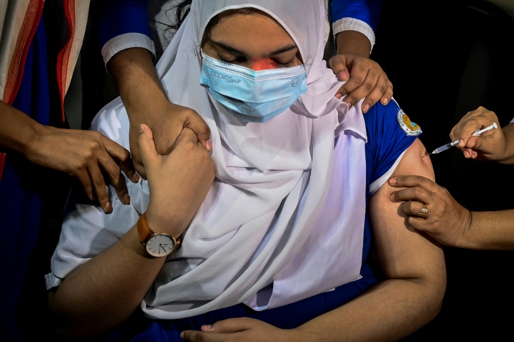 تم إعطاء 317 مليونا و696 ألفا و373، جرعة من اللقاحات المضادة لفيروس كورونا في باكستان حتى الآن (ا ف ب)