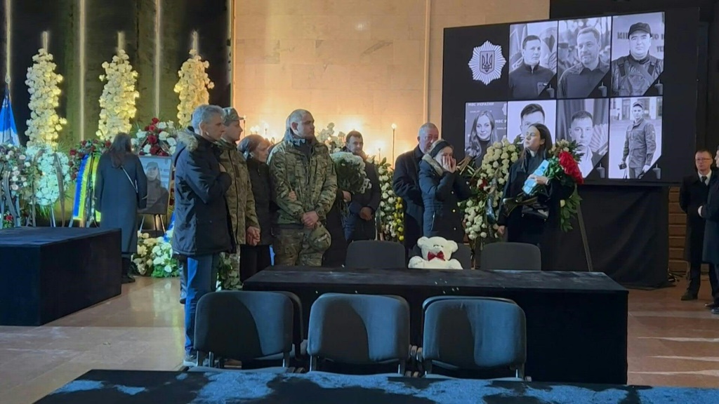 تظهر الصور أشخاصًا يصلون ويحزنون خلال الجنازة التي أقيمت لضحايا تحطم مروحية كييف. قُتل 14 شخصًا بعد حادثة 18 يناير ، ومن بينهم وزير الداخلية الأوكراني دينيس موناستيرسكي ومسؤولون من وزارته. الصور (ا ف ب)