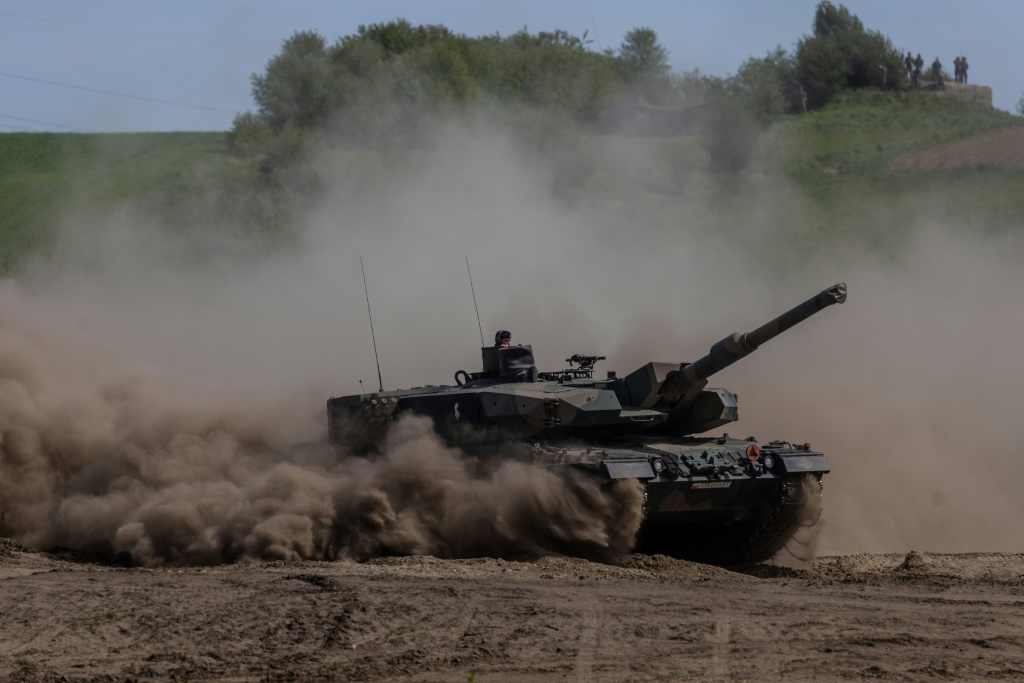  تتعرض ألمانيا لضغوط للسماح لأوكرانيا باستلام دباباتها من طراز ليوبارد. (ا ف ب)