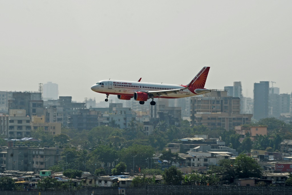 طائرة تابعة لخطوط "إير إنديا" تستعد للهبوط في مطار شاتراباتي شيفاجي ماهراج الدولي في مومباي بتاريخ 27 كانون الثاني/يناير 2022 (ا ف ب)