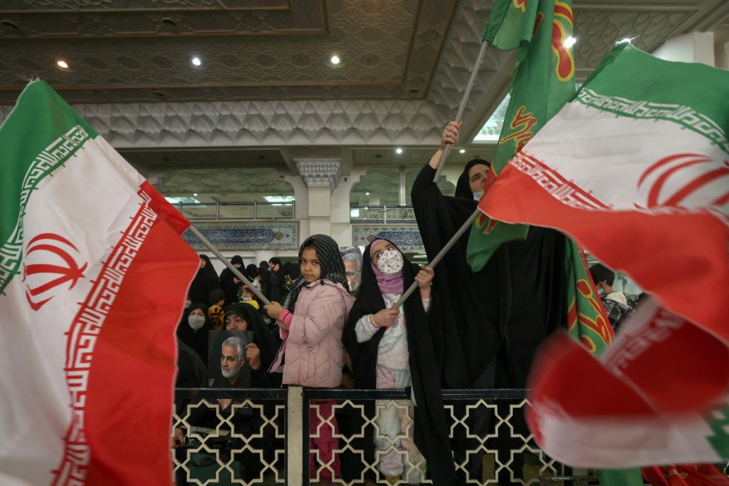 صورة مؤرخة في 3 كانون الثاني/يناير 2023 لإيرانيات يرفعن علم بلادهن في طهران (ا ف ب)