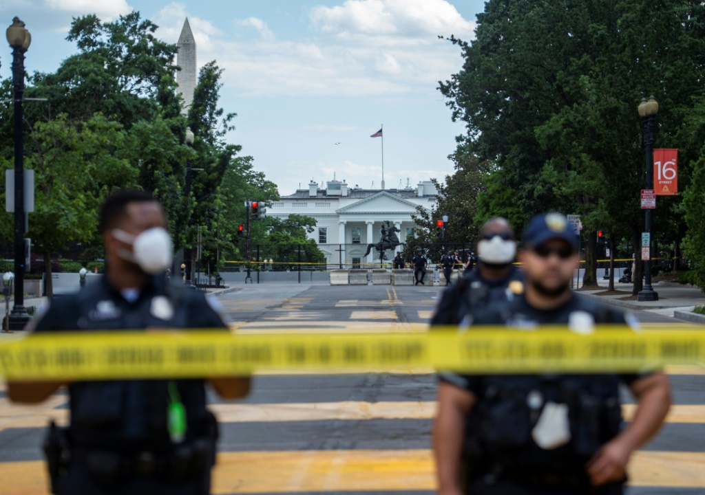 عناصر شرطة يقفون قرب محيط البيت الأبيض في 24 حزيران/يونيو 2020 (ا ف ب)