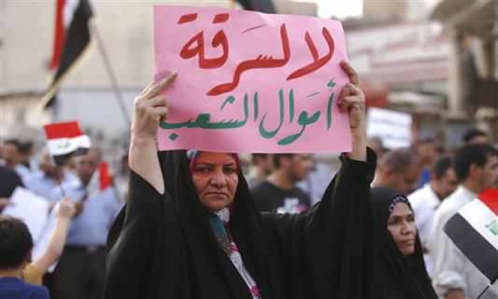 متظاهرة ضد الفساد في العراق (تواصل اجتماعي)
