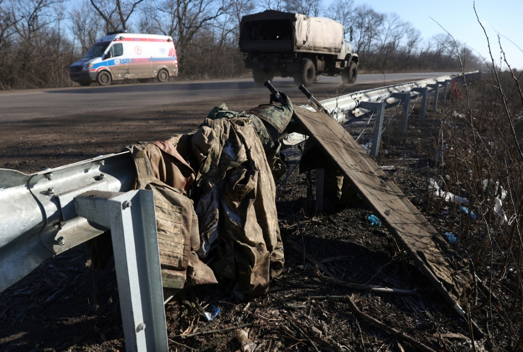 نقالة ومعدات عسكرية أوكرانية ملقاة على جانب طريق ليست بعيدة عن باخموت في دونيتسك (ا ف ب)