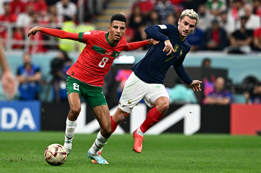 لاعب الوسط المغربي عز الدين أوناحي (يسار) ضد الفرنسي أنطوان غريزمان في نصف نهائي مونديال قطر 2022 (ا ف ب)