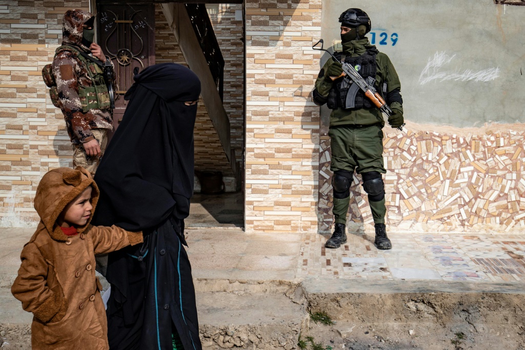       بالنسبة لسكان الرقة السورية ، أعاد البحث عن مقاتلي داعش مخاوف من عودة ظهورهم (أ ف ب)