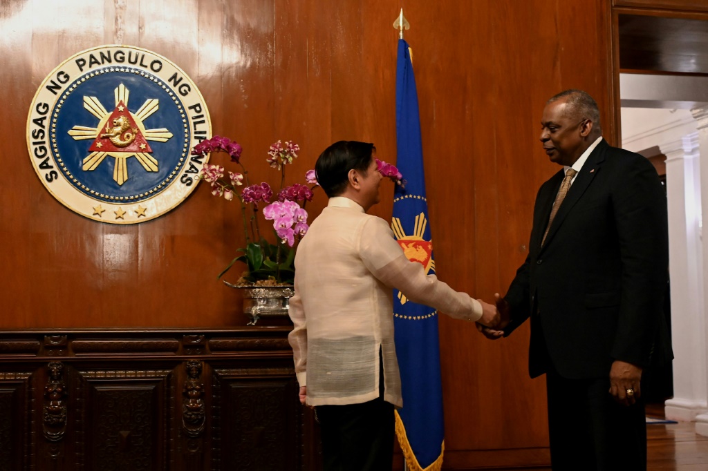 الرئيس الفيليبيني فرديناند ماركوس يستقبل وزير الدفاع الأميركي لويد أوستن في 02 شباط/فبراير 2023 (ا ف ب)