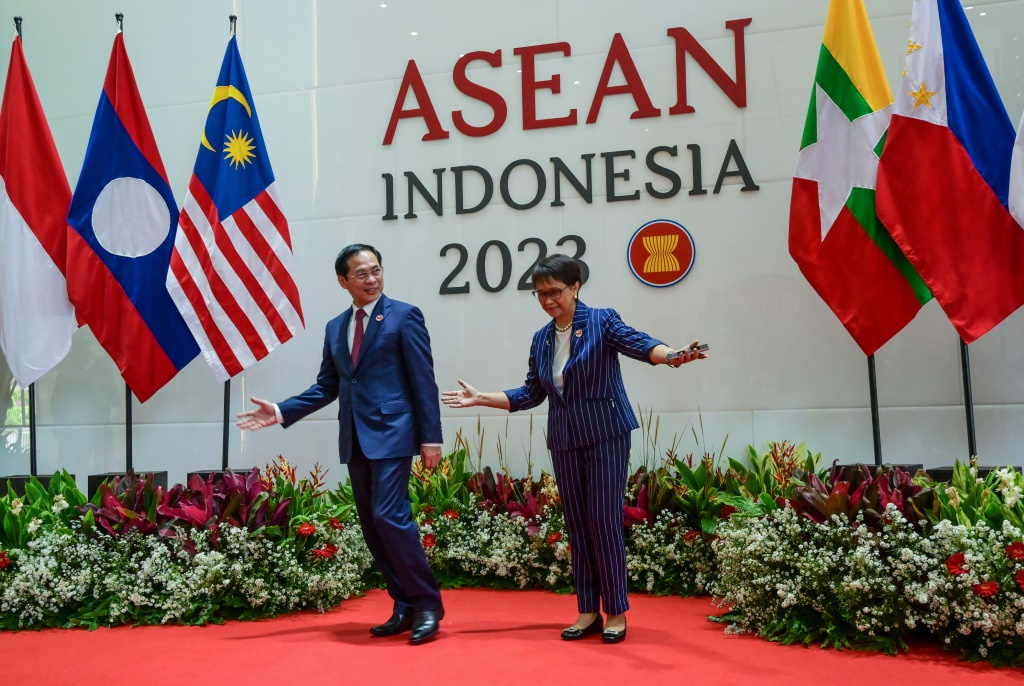 وزيرة الخارجية الإندونيسية ريتنو مارسودي تحيي نظرائها من جنوب شرق آسيا في جاكرتا لإجراء محادثات (ا ف ب)