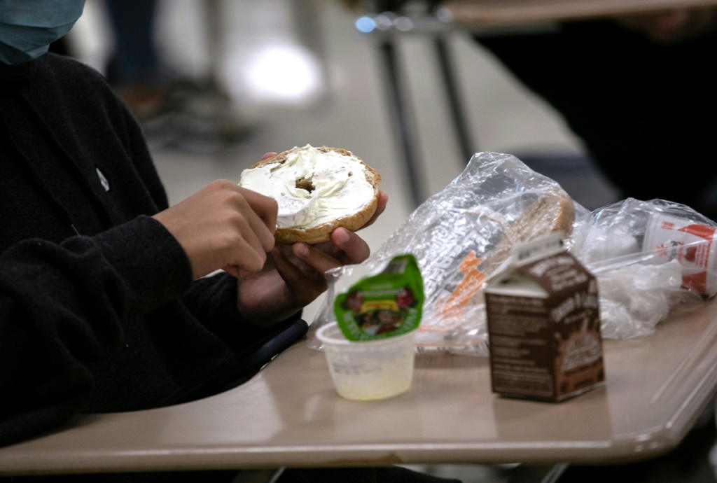 توفر برامج الغداء المدرسي الأميركية وجبات مجانية أو منخفضة التكلفة في المدارس الحكومية وبعض المدارس الخاصة. ويفيد نحو 30 مليون طفل من وجبات الغداء و15 مليوناً من وجبات الفطور. (ا ف ب)