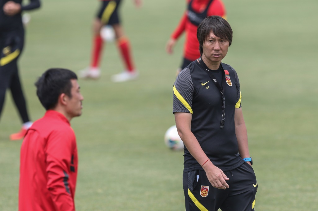 المدرب السابق للمنتخب الصيني لي تي (يمين) خلال حصة تدريبية مع لاعبين في المنتخب الصيني في شنغهاي في 25 أيار/مايو 2020 (ا ف ب)