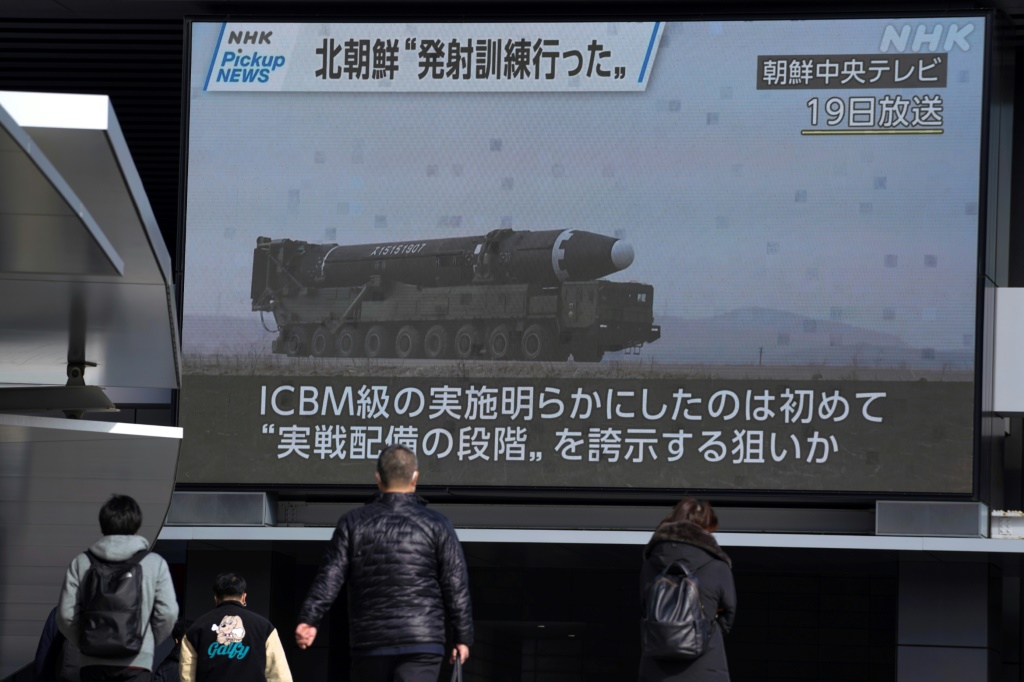 شاشة في طوكيو تعرض في 20 شباط/فبراير 2023 لقطات بثها تلفزيون كوريا الشمالية قبل يوم لإطلاق صاروخ بالستي (ا ف ب)